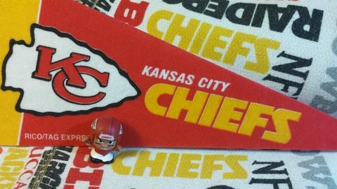 NFL Teenymates Kansas City Chiefs Linebacker (LB/def pose) figure Cover