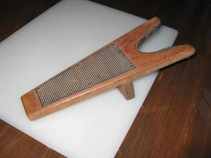 Vintage Stiefelhakengriffe mit Holzgriffen & Holzstiefelheber mit Lederhals - Bild 1 von 7