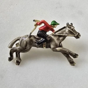 Vintage Emaille Jockey auf Pferd Anstecknadel Brosche mehrfarbig ~~hat Schäden~~ 1,75" - Bild 1 von 12