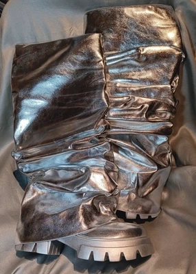 女士及膝高筒靴金属银色折叠太空时尚服装风格 12 — 第 1/4 张图片