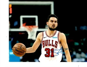 CHICAGO BULLS TOMAS SATORANSKY SIGNED DRIBBLING 8X10 - Imagen 1 de 1