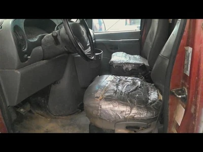 Bisagra del capó derecho del pasajero para camioneta Ford E150 92-98 2162195 Foto 1 de 4