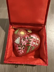 Ornamento natalizio a forma di cuore in vetro dipinto a mano Li Bien Pier 1 con scatola rossa - Foto 1 di 4