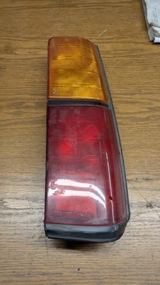 Luz trasera derecha 83-88 Toyota Tercel SR5 4x4 vagón. Lado del pasajero. Foto 1 de 4