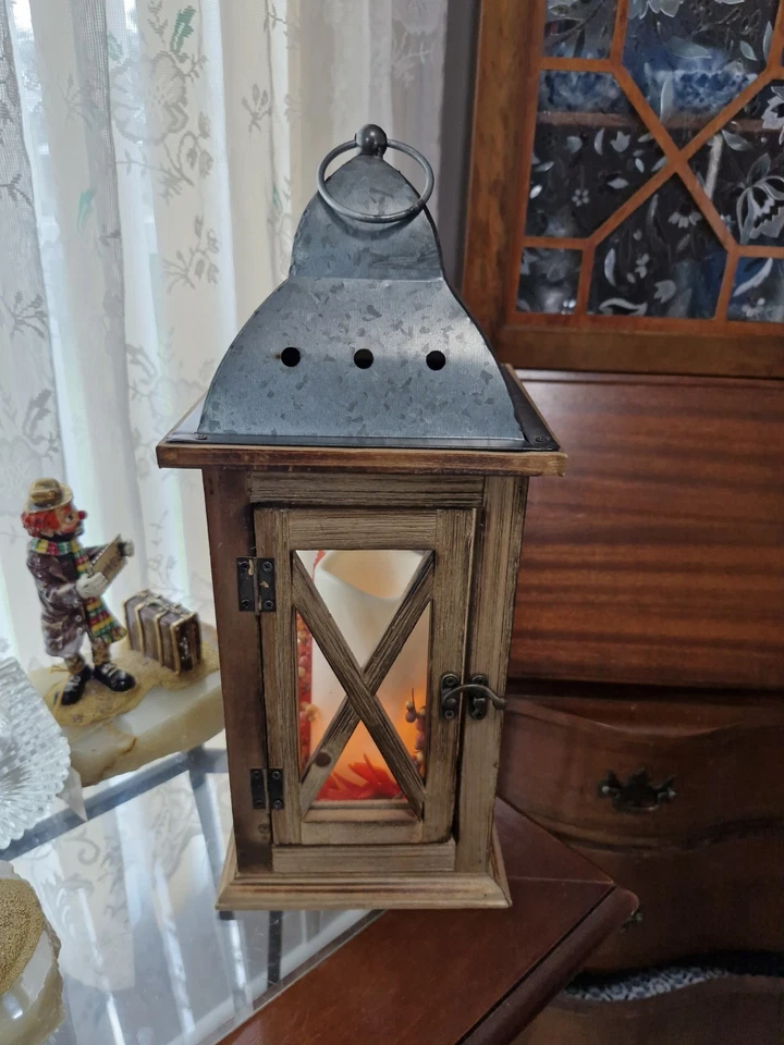 "Linterna decorativa de madera de 14"" •Manija de anillo de metal y lados de vidrio •Puerta de acceso con bisagras" Foto 1 de 4