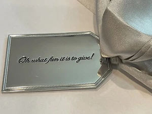 Targhetta bagaglio Neiman Marcus argento cromato - "Oh che divertimento è regalare" idea regalo - Foto 1 di 3