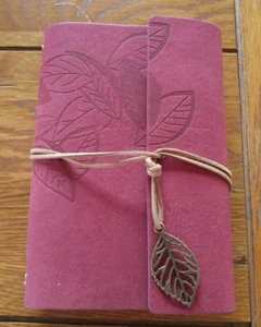 Libro de diario de cuero forro de gamuza HOJA ROJA 5." x 7.1/4" páginas recargables - Imagen 1 de 4