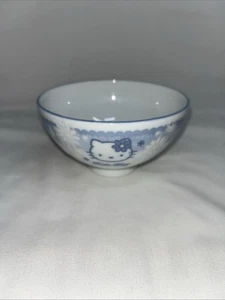Tazón de arroz Hello Kitty retirado flores azules y blancas 2001 - Imagen 1 de 11