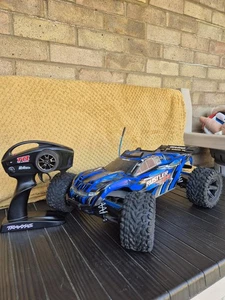 Traxxas Rustler 4x4 Brushed RC CAR With Controller, batteries and charger - Picture 1 of 19