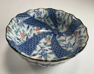Asiatische Keramik Porzellan blau, koralle, weiß Blumenmuster gewellter Rand Sauce - Bild 1 von 6