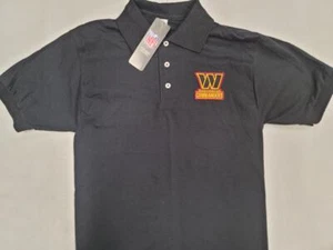 0730 NFL Ropa WASHINGTON COMMANDERS Polo Camisa NEGRO DORADO MARRÓN Nueva - Imagen 1 de 6