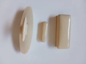 Juego de tres artículos de tocador de celuloide de colección, caja de pastillas, soporte para joyas, tampón para uñas - Imagen 1 de 3