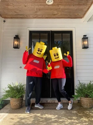 Disfraz Lego personalizado (Lg); máscara de forma de hormigón, placa de cartón, manos Lego Foto 1 de 4