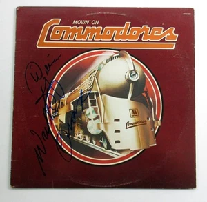 Álbum firmado por William King & Walter Orange Comodores Movin' On 2 AUTOS DF017118 - Imagen 1 de 4