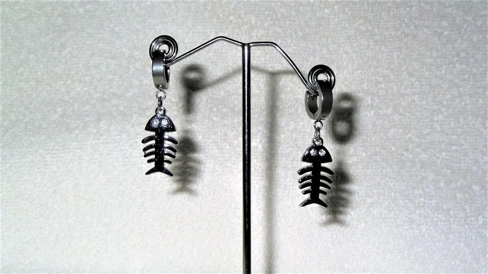 Fish Skeleton Bones Crystal Eyes Hoops Charm Pierced Dangle Earrings Jewelry - Изображение 1 из 3