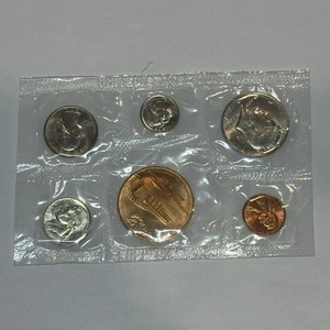 1977 U.S. Mint Souvenir Set – Philadelphia Mint Medal + Uncirculated Coins - Picture 1 of 2