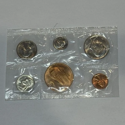 1977 U.S. Mint Souvenir Set – Philadelphia Mint Medal + Uncirculated Coins - Image 1 of 2