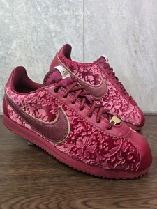 Nike Clásico Cortez SE Terciopelo Rojo Aplastar Mujer Estilo Tenis Talla 9 Floral - Imagen 1 de 9
