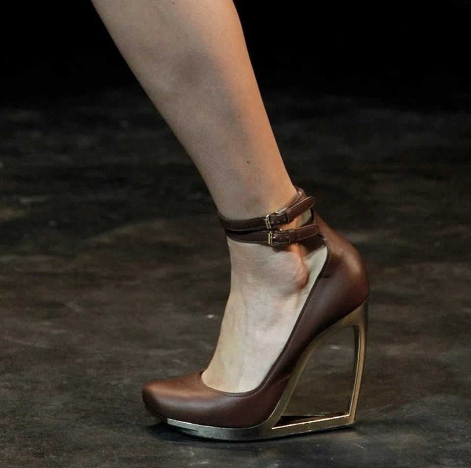 LANVIN FW 2011 罕见棕色皮革高跟鞋带金属结构 Alber Elbaz 著 — 第 1/4 张图片