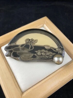 Broche arco iris vintage monocromo imitación perla estanque con nenúfares Foto 1 de 4