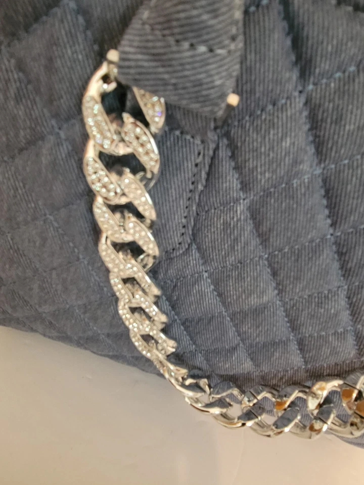 Bandolera acolchada azul denim hombro gruesa cadena plateada pedrería JustFab Foto 1 de 4