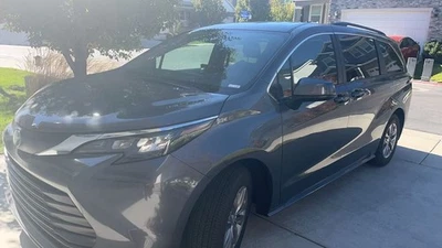 2025 Toyota Sienna LE - Изображение 1 из 4