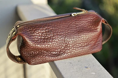 Bolso de Aseo Doble de Viaje de Cuero Bisonte Coronado (Marrón) Colaborado con Schnee's Foto 1 de 4