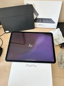 Apple iPad Pro 11” 1st Gen. 256GB Wi-Fi + 4G Bundled with Mous Case + Keyboard - Picture 1 of 13