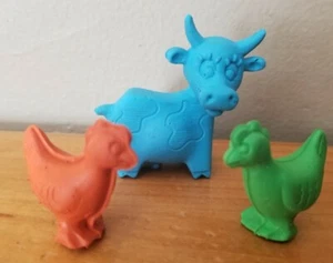 Konvolut Vintage Diener Radiergummi Spielzeug blaue Kuh grün rot Huhn Henne Mini Figuren - Bild 1 von 2