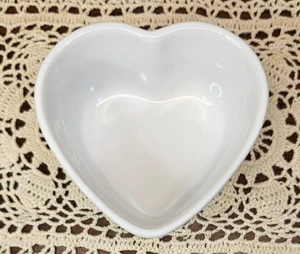 Le Creuset Small Heart Baker Stoneware Ramekin White 8 oz. - Picture 1 of 6