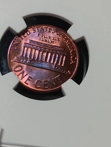 👉1975-D  STUNNING PURPLE  TONING LINCOLN MEMORIAL CENT 1C NGC MS 64 RB - Picture 1 of 6