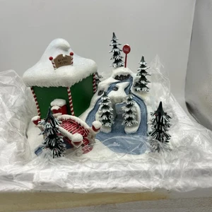 Hawthorne Village Coca-Cola "Ice Cold Fun" Weihnachtsdorf Szene NEU - Bild 1 von 6