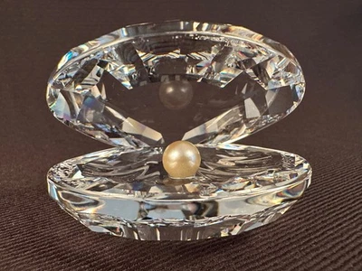 Swarovski Crystal Oyster Clam Shell with Pearl Art 7624 NR 55 - Image 1 of 4