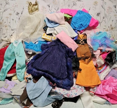Lote de ropa y muñecas vintage de Barbie y muñecas pantalones de vestir mujer hombre falda de vacaciones  Foto 1 de 4