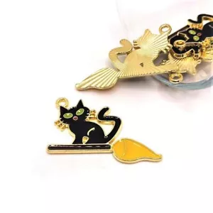 1, 4, 20 oder 50 GROSS Stck. Schwarz Emaille Hexe Katze auf Besen Charms-US-Verkäufer-BK1595 - Bild 1 von 4
