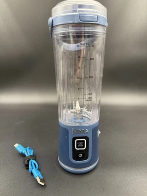 Licuadora portátil recargable Ninja Blast 18 oz. Azul con cable de carga Foto 1 de 4