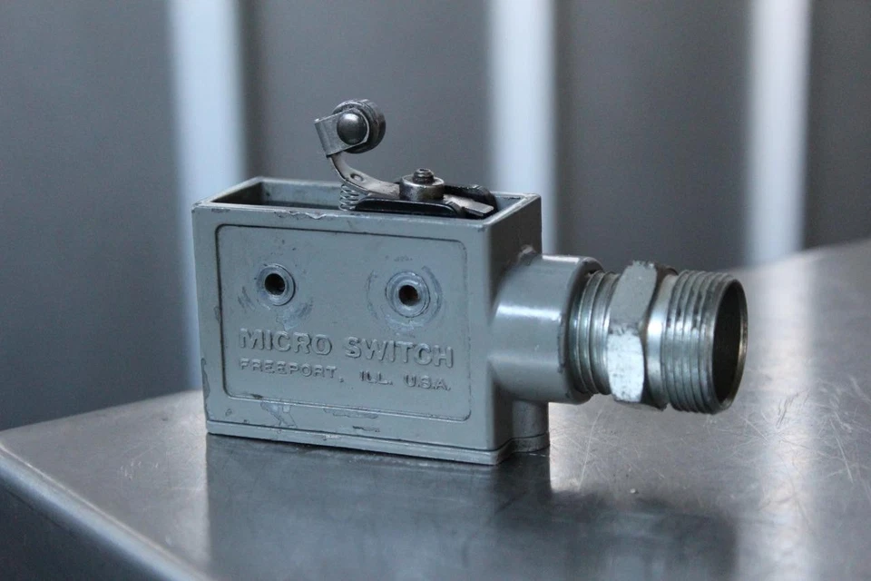 Honeywell Roller Lever 1.05" Limit Switch 15A Enclosure Mount Operating Position - Image 1 of 1