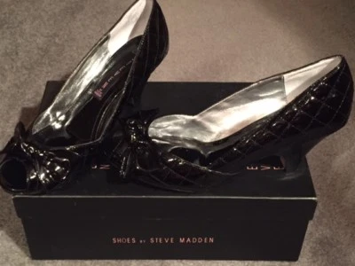 NUEVO EN CAJA $100 ZAPATOS DE SALÓN STEVE MADDEN "VYKIE" ACOLCHADOS CHAROL CON PUNTERA ABIERTA Y LAZO 6,5 M Foto 1 de 4