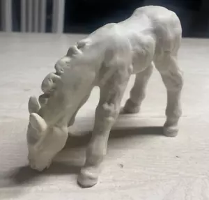 Schaubach Kunst grasendes Fohlen/ Pferd Porzellanfigur - Bild 1 von 9