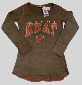 T-shirt Miami Heat Majestic Hardwood Classics donna XL L/S scollo a scoop NUOVA!! - Foto 1 di 2
