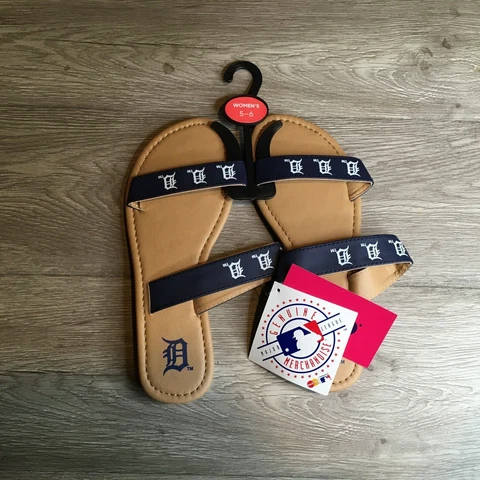 FOCO Forever Collectible Womens Small Slip On Sandals Detroit Tigers Beige NWT Cover