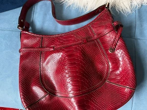 Liz Claiborne red mock croc handbag - Picture 1 of 3