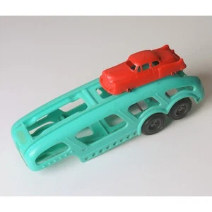 Vintage Spielzeugfahrzeuge aus Kunststoff, türkisfarbener Autotransporter und rotes Auto, Hubley? - Bild 1 von 24
