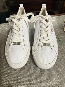 Women GUESS Catching White Red Triangle Fashion Sneakers Size 8.5 Preowned - Picture 1 of 7