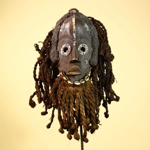 Máscara africana Dan Gio madera incrustación de metal fibra cabello Cowrie tribal Liberia Art-G5992 - Imagen 1 de 24