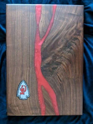 Charcutería artesanal de nogal y epoxi Chiefs Bd.  con aleta a base de aceite. 18x12,5x1,5 Foto 1 de 3