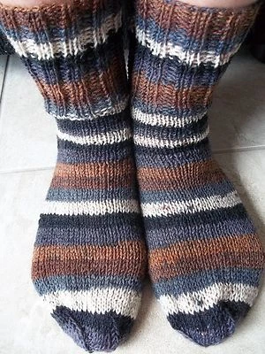 Calcetines tejidos a mano a rayas mezcla lana, marrón/gris/blanco/negro, tallas 7-9 Foto 1 de 4