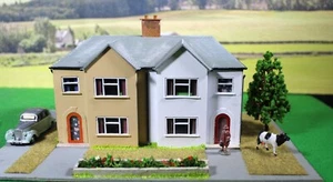 Dapol, ex Airfix Doppelhäuser, weiß und steinig, Maßstab 00, fertig. - Bild 1 von 5