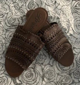 Neu mit Etikett - Brighton Sandale Pantoletten Stil NEO braun Leder silberfarbene Beschläge Größe 9 - Bild 1 von 9