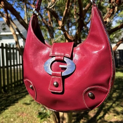 Bolso Hobo Guess Rojo De Colección Grueso Herrajes Charol Diseño Raro  Foto 1 de 4